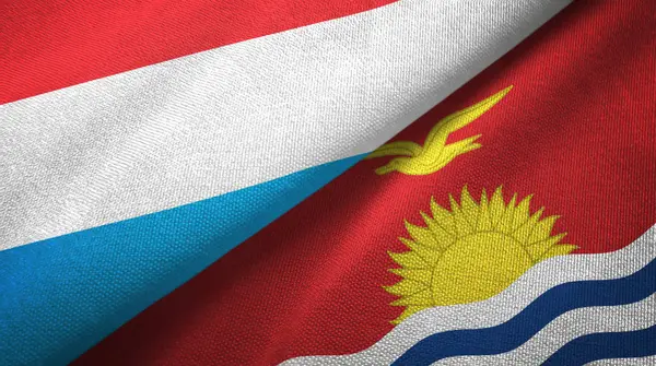 Luxemburgo y Kiribati dos banderas tela textil, textura de la tela — Foto de Stock