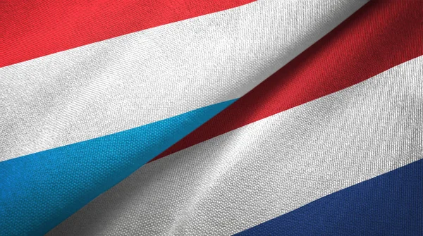 Luxemburgo e Países Baixos duas bandeiras tecido têxtil, textura de tecido — Fotografia de Stock