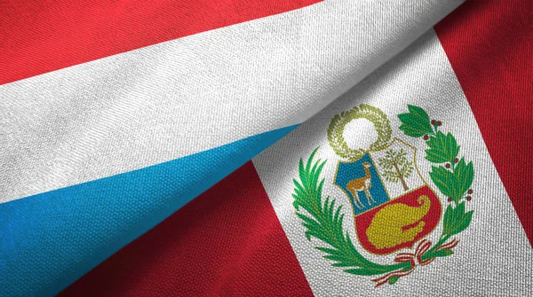 Люксембург і Перу два прапори текстильна тканина, текстура тканини — стокове фото