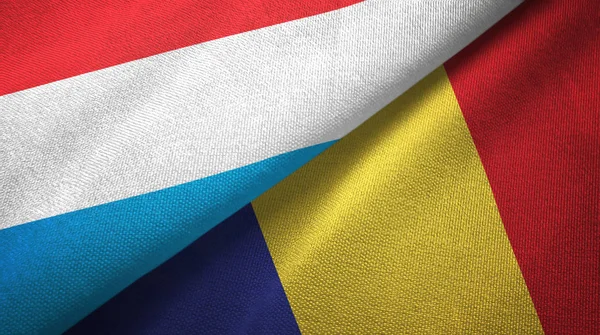 Luxemburg en Roemenië twee vlaggen textiel doek, weefsel textuur — Stockfoto