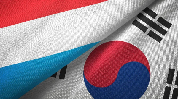 Lucembursko a Jižní Korea dvě vlajky textilní tkaniny, textura textilií — Stock fotografie