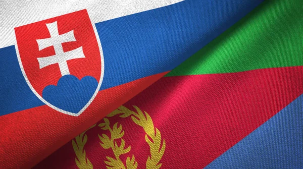 Slovakien och Eritrea två flaggor textil trasa, tyg textur — Stockfoto
