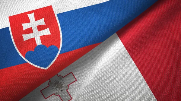 Eslovaquia y Malta dos banderas tela textil, textura de la tela —  Fotos de Stock