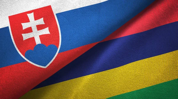 Słowacja i Mauritius dwie flagi tkanina tekstylna, tekstura tkaniny — Zdjęcie stockowe