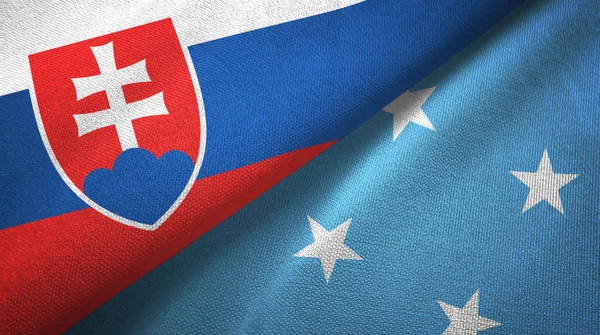 Slowakei und Mikronesien zwei Flaggen Textiltuch, Textur — Stockfoto