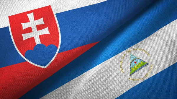 Словаччина і Нікарагуа два прапори текстильна тканина, текстура тканини — стокове фото
