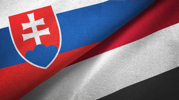 Словаччина і Ємен два прапори текстильна тканина, текстура тканини — стокове фото