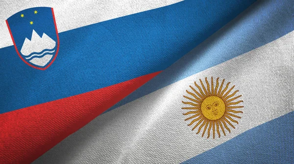 Словения и Аргентина два флага текстильная ткань, текстура ткани — стоковое фото