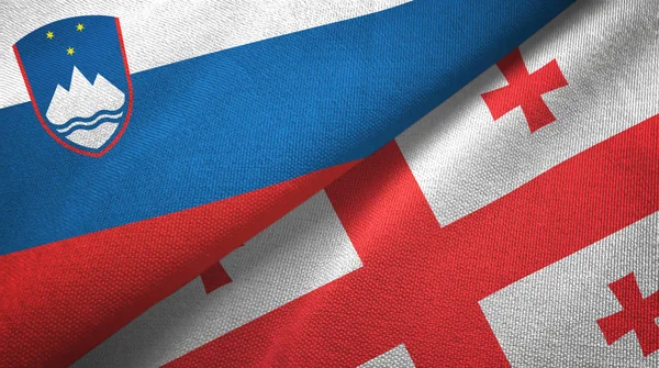Eslovenia y Georgia dos banderas tela textil, textura de la tela —  Fotos de Stock