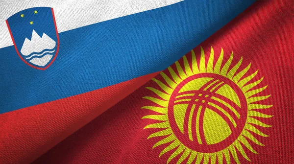 Eslovenia y Kirguistán dos banderas tela textil, textura de la tela — Foto de Stock