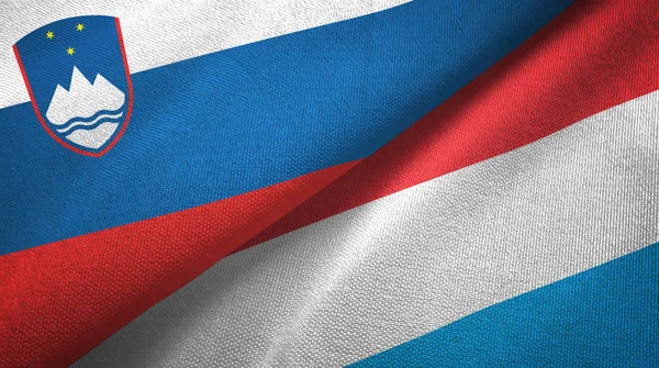 Slovenia e Lussemburgo due bandiere tessuto, tessitura tessuto — Foto Stock
