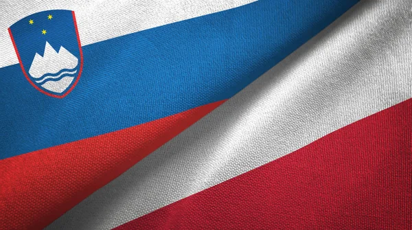 Slovénie et Pologne deux drapeaux tissu textile, texture du tissu — Photo