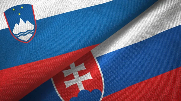 Szlovénia és Szlovákia két zászló textil ruhával, szövet textúra — Stock Fotó
