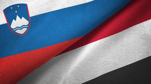 Słowenia i Jemen dwie flagi tkanina tekstylna, tekstura tkaniny — Zdjęcie stockowe