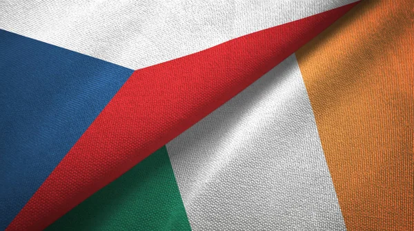 Czechy i Irlandia dwie flagi tkanina tekstylna, tekstura tkaniny — Zdjęcie stockowe