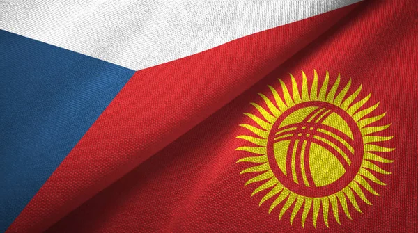 República Checa y Kirguistán dos banderas tela textil, textura de la tela — Foto de Stock