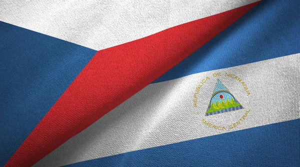 Czechy i Nikaragua dwie flagi tkanina tekstylna, tekstura tkaniny — Zdjęcie stockowe