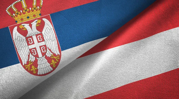 Сербия и Австрия два флага текстильная ткань, текстура ткани — стоковое фото