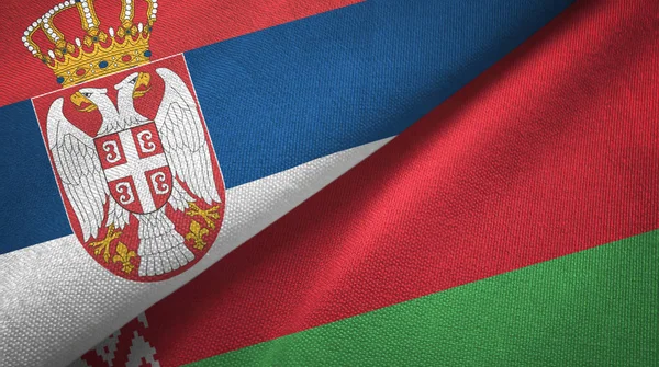 Serbien och Vitryssland två flaggor textil tyg, tyg konsistens — Stockfoto