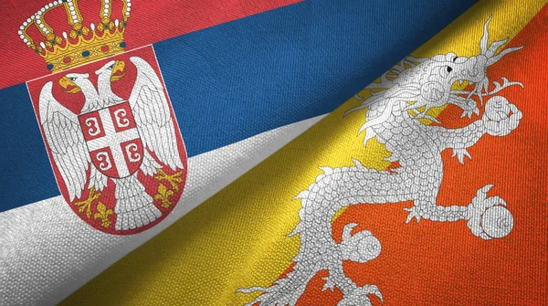 Serbien och Bhutan två flaggor textil trasa, tyg konsistens — Stockfoto