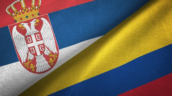 Sérvia e Colômbia duas bandeiras de pano têxtil, textura de tecido — Fotografia de Stock