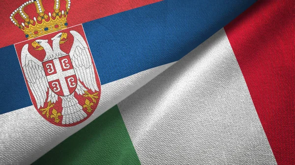 Serbien och Italien två flaggor textil tyg, tyg konsistens — Stockfoto