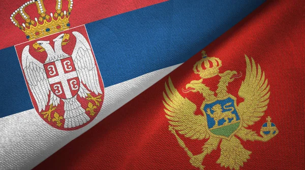 Sérvia e Montenegro duas bandeiras de pano têxtil, textura de tecido — Fotografia de Stock