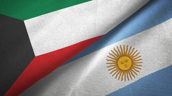 Кувейт и Аргентина два флага текстильная ткань, текстура ткани — стоковое фото
