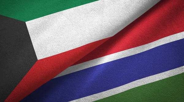 Kuwait und Gambia zwei Flaggen Textiltuch, Textilstruktur — Stockfoto