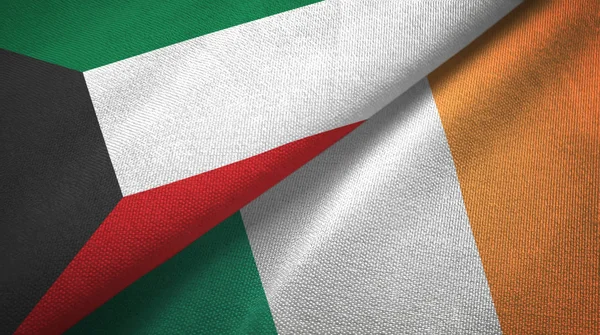 クウェートとアイルランドの2つの旗織物布、生地の質感 — ストック写真