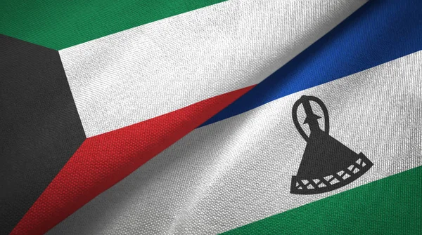 Kuwait y Lesotho dos banderas tela textil, textura de la tela — Foto de Stock