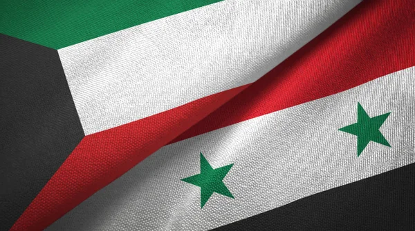 Kuwait och Syrien två flaggor textil trasa, tyg konsistens — Stockfoto