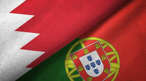 Бахрейн и Португалия два флага текстильная ткань, текстура ткани — стоковое фото
