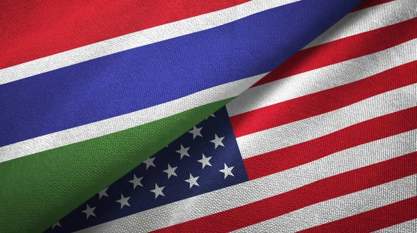 Gâmbia e Estados Unidos duas bandeiras de pano têxtil, textura de tecido — Fotografia de Stock