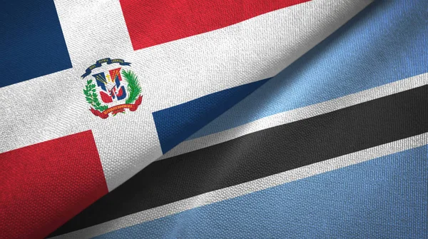 Dominicaanse Republiek en Botswana twee vlaggen textiel doek, stof textuur — Stockfoto