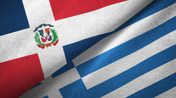 Dominicaanse Republiek en Griekenland twee vlaggen textiel doek, weefsel textuur — Stockfoto