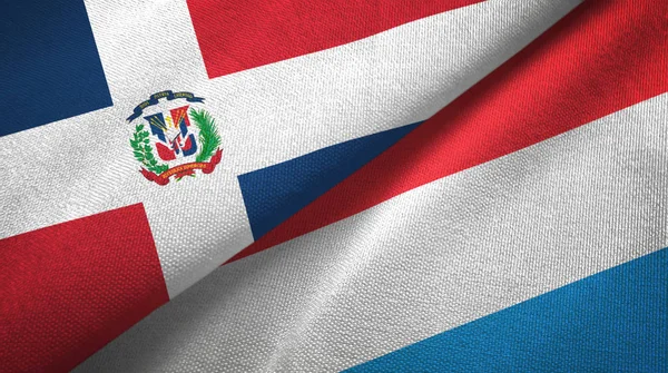 Домініканська Республіка і Люксембург два прапори текстильна тканина, текстура тканини — стокове фото