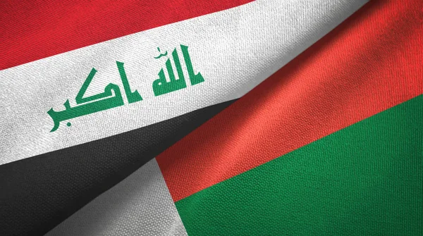 Irak en Madagaskar twee vlaggen textiel doek, weefsel textuur — Stockfoto