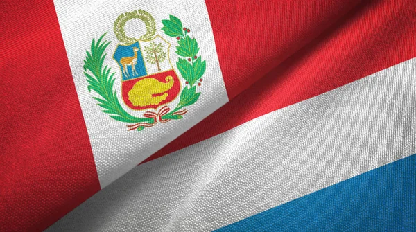 Peru e Luxemburgo duas bandeiras de pano têxtil, textura de tecido — Fotografia de Stock