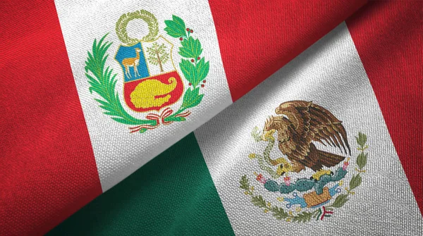 Pérou et Mexique deux drapeaux tissu textile, texture du tissu — Photo
