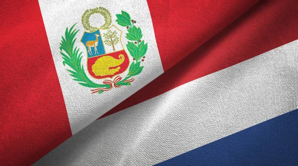 Peru i Holandia dwie flagi tkanina tekstylna, tekstura tkaniny — Zdjęcie stockowe