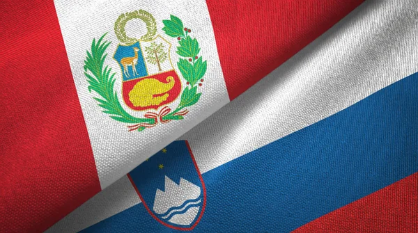 Peru e Eslovénia duas bandeiras de pano têxtil, textura de tecido — Fotografia de Stock