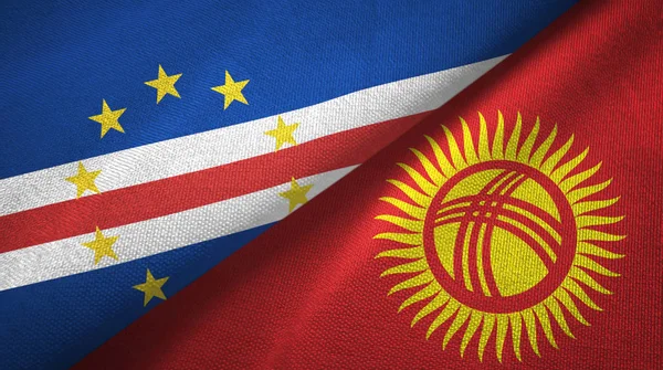 Cabo Verde y Kirguistán dos banderas de tela textil, textura de tela — Foto de Stock