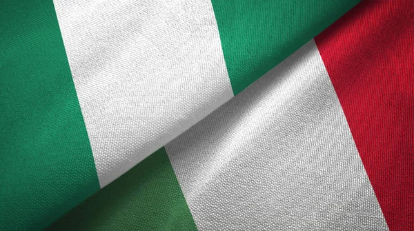 Nigeria i Włochy dwie flagi tkanina tekstylna, tekstura tkaniny — Zdjęcie stockowe