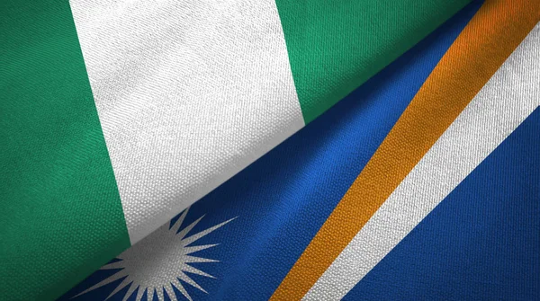 Nigeria e Islas Marshall dos banderas tela textil, textura de la tela —  Fotos de Stock