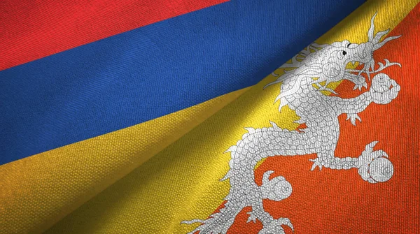 Arménie et Bhoutan deux drapeaux tissu textile, texture du tissu — Photo