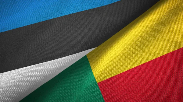 Estonia e Benin due bandiere tessuto, tessitura del tessuto — Foto Stock