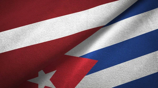 라트비아와 쿠바 두 플래그 직물 천, 직물 질감 — 스톡 사진