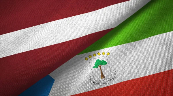 Lettland und Äquatorialguinea zwei Flaggen Textiltuch, Textur — Stockfoto