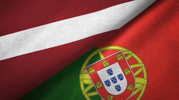 Lettonia e Portogallo due bandiere tessuto, tessitura tessuto — Foto Stock